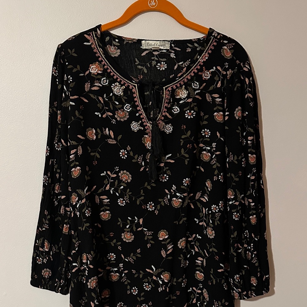 Chic Black Floral Blouse - Picture 1 of 13